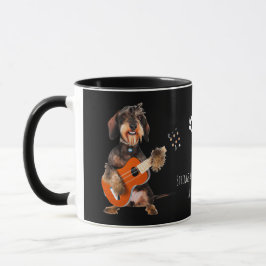 Caneca Wirehair Dachshund Tocando Violão Acústico