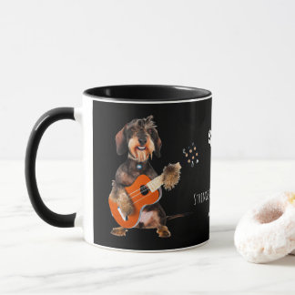 Caneca Wirehair Dachshund Tocando Violão Acústico