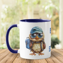 Caneca Wise Owl com a mochila azul, chapéus e uma pálpebr