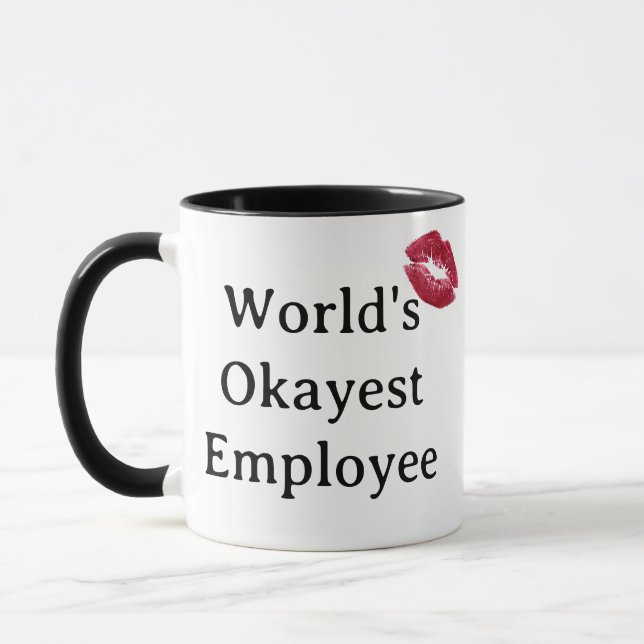 Caneca World's okayest employee Mug (Esquerda)