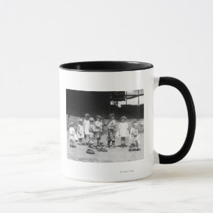 Caneca Young Boys e meninas no campo de basebol