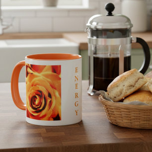 Canecas de duas cores com rosas amarelas energétic