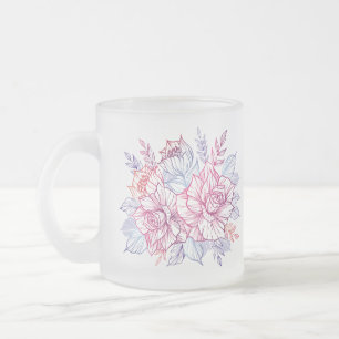Canecas e xícaras com um buquê de flores
