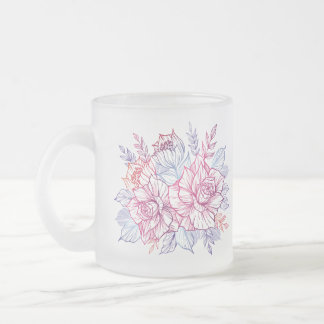 Canecas e xícaras com um buquê de flores