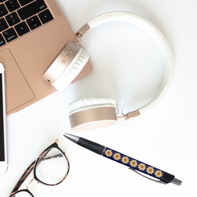 Caneta Amarelo Dahlia sobre padrão floral azul (In Situ)