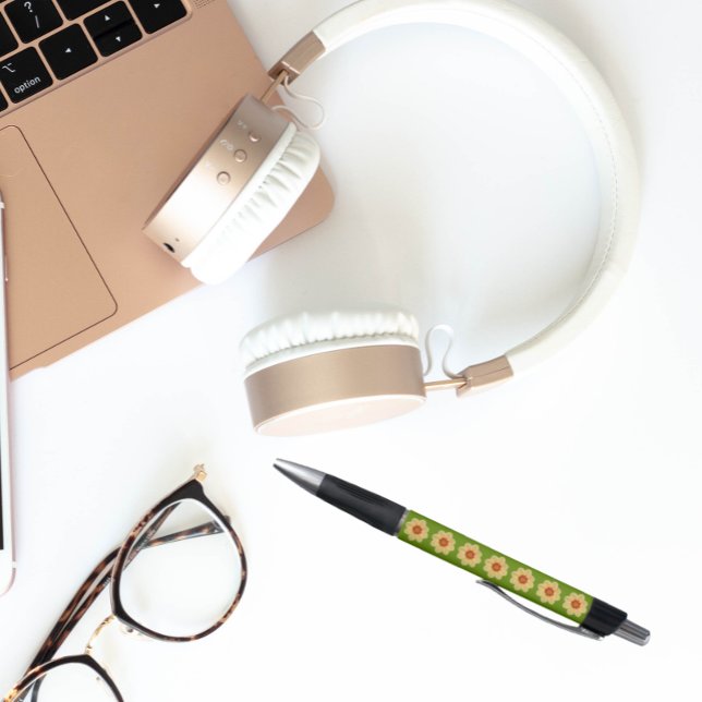 Caneta Amarelo Dahlia sobre padrão floral verde (In Situ)