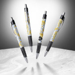 Caneta Aniversário de Casamento de Porcelana 18<br><div class="desc">Esta caneta de na moda ajuda a adicionar um toque especial às comemorações do 18º aniversário de casamento da porcelana! As inscrições esbeltas, em preto e branco, com um confete hexagonal de poeira dourada sobre fundo branco e azul de porcelana, acrescentam um toque memorável para esta ocasião especial e marco....</div>