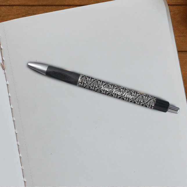 Caneta Damasco Branco Preto Elegante Com Rolos Brancos (Elegant damask pattern with scrolls in black and white on a writing pen.)