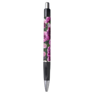 Caneta Lilás brilhante e tulipas cor-de-rosa num dia enso
