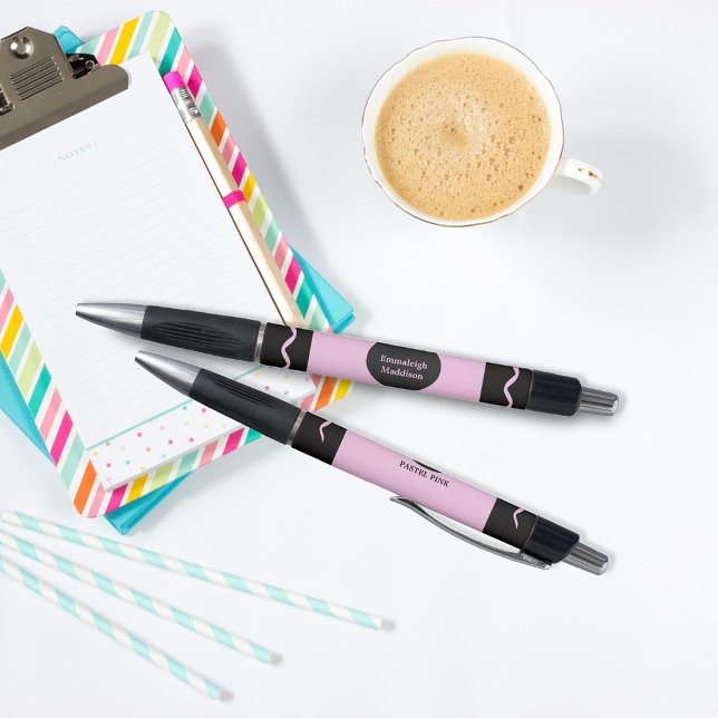 Caneta Pastel Pink Crayon Wrap Monogram Name (Criador carregado)