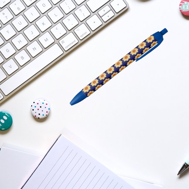 Caneta Preta Amarelo Dahlia sobre padrão floral azul (In Situ)