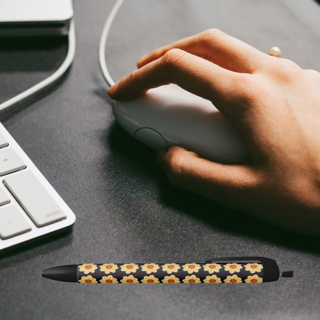 Caneta Preta Amarelo Dahlia sobre padrão floral preto (In Situ)