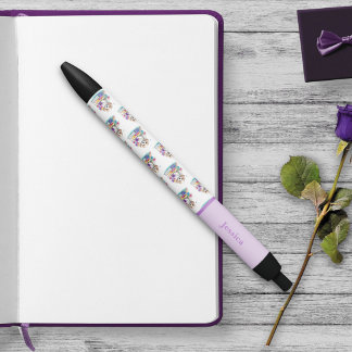 Caneta Preta Cachorro fofo sentado em livros e flores feminino
