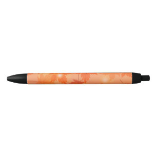 Caneta Preta Desenho de outono com folhas de bordo e efeito bok