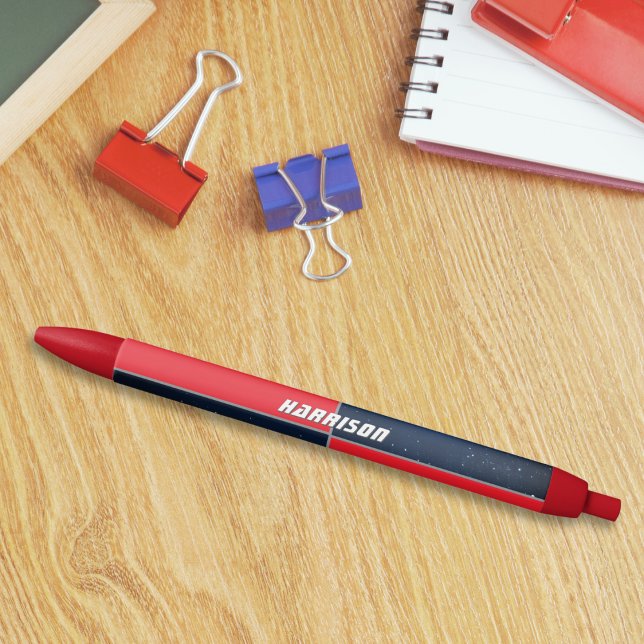 Caneta Preta Espaço Azul Vermelho Considerado Personalizado (A modern pen with bold red rectangles and dark blue space design, personalized with a name)