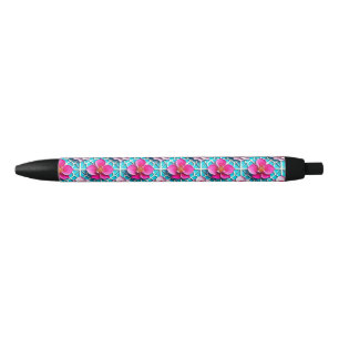 Caneta Preta Flores Cor-de-Rosa em um Fundo Geométrico Azul