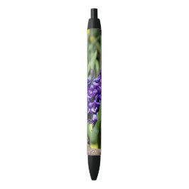 Caneta Preta Geocinto Azul na primavera