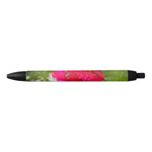 Caneta Preta Grandes rosas vermelhas no jardim