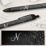 Caneta Preta Monograma de brilho preto personalizado<br><div class="desc">Personalize facilmente esta elegante design de caneta de de tendências com brilho cinza preto bonito num fundo metálico escovado preto.</div>