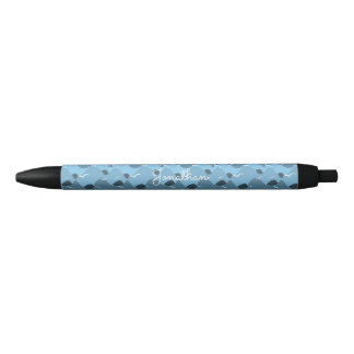 Caneta Preta Relaxando as ondas do oceano em sua escola