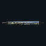 Caneta Preta Starry Night Vincent van Gogh<br><div class="desc">Algodão em Cordeville. Vincent Willem van Gogh. Paisagem noturna em tons azuis e amarelos escuros. Há uma ponte sobre o rio. No primeiro plano,  um homem e uma mulher caminham pelo cais. As estrelas estão brilhando no céu. Reprodução de famosas imagens de arte no dominio público.</div>