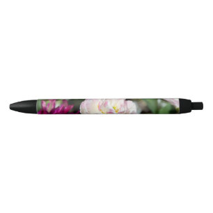 Caneta Preta Tulipas cor-de-rosa brilhantes num dia ensolarado