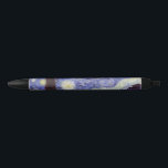 Caneta Preta Vincent Van Gogh Starry Night Vintage Fine Art<br><div class="desc">Vincent van Gogh Starry Night Fine Art Painting Starry Night Starry Night é uma pintura do artista poste-impressionista holandês Vincent van Gogh. O céu azul à noite está cheio de nuvens, estrelas e uma lua crescente brilhante. A Noite Estrelada é a única noturna na série de visões da janela do...</div>