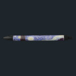 Caneta Preta Vincent Van Gogh Starry Night Vintage Fine Art<br><div class="desc">Vincent van Gogh Starry Night Fine Art Painting Starry Night Starry Night é uma pintura do artista poste-impressionista holandês Vincent van Gogh. O céu azul à noite está cheio de nuvens, estrelas e uma lua crescente brilhante. A Noite Estrelada é a única noturna na série de visões da janela do...</div>
