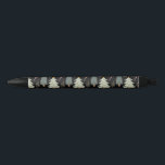 Caneta Preta Winter Woods Christmas Tres Modern Pattern Black (<br><div class="desc">Escreva alguns adoráveis cartões de Natal nesta caneta confortável e padronizada. Tem várias árvores de inverno em verde sobre fundo preto,  com estrelas amarelas e galhos espalhados por toda parte. /cao/c</div>