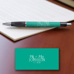 Caneta Solid Color Emerald Green Sr. e Sra. Wedding Favor<br><div class="desc">Uma bela cor com fontes chic faz uma declaração para um favor de recepção. Isso seria perfeito para recepções e festas de aniversário. Os itens são mais fáceis de personalizar quando você substitui todos os textos e fotos primeiro. Se a sua arte ainda precisar ser ajustada, clique no botão Personalizar...</div>