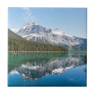 Canoa no famoso Lago Esmeralda - Yoho NP, Canadá