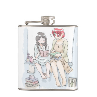 CANTIL さむごなじ 水色のお部屋の窓際に座っておしゃべりをする二人の素足の女性のイラスト