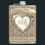 Cantil 5 Casamento Aniversário "Madeira"<br><div class="desc">Isto não é um presente de aniversário divertido para a sua festa de 5; um frasco de fundo de madeira de chique vintage marcado com um emblema cardíaco para aquele dia especial!</div>