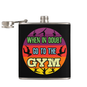 Cantil A ginástica feminina em dúvida vai à academia