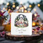 Cantil A Noiva do Campo Russo é a favor do Partido Person<br><div class="desc">Celebrar a "Última Trilha Antes do Véu" com este charmoso frasco personalizado, perfeito para um final de semana de despedida de solteira "Camp Bride". Apresentando uma ilustração esbranquiçada de uma tenda de vidro, presentes acolhedores e sotaques rústicos sob um céu luonado, este frasco é na moda e prático. Personalizável com...</div>