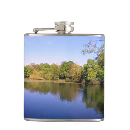 Cantil Árvores verdes na água