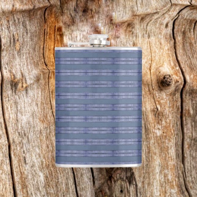 Cantil Azul com risca executiva (This Executive Striped Blue Flask, fits right into this woody setting!)