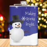 Cantil Blue Snowman Winter Scense Christmas Flask<br><div class="desc">Aproveite a sua bebida adulta favorita com este Festivo Blue Snowman Winter Scene Christmas Flask. Flask design apresenta um feliz boneco de neve em uma cena de neve contra um fundo azul real adornado com flocos de neve de cor correspondente e o ditado "Fazer Spirits Brilho" que você pode deixar...</div>