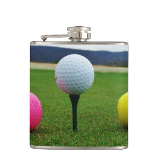 Cantil Bolas de golfe amarelas e brancas