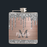 Cantil Brilho de Prata Pingando em Monograma de Metal Ros<br><div class="desc">Flask moderna com nome em gotejamento de brilho prateado e monograma. Este design apresenta gotejamentos de brilho prateado em um fundo de metal com acabamento rosa dourado e tom rosa, com monograma personalizado e modelo de texto com o primeiro nome. Ótimo presente feminino para namorada, mãe, aniversário, casamento, chá de...</div>