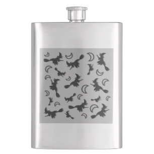 Cantil Bruxa voadora entre a meia lua na noite de Hallowe