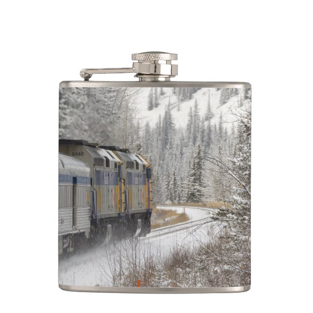 Cantil Canadá, Alberta. Trem de neve da VIA Rail entre (Frente)