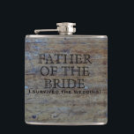 Cantil Casamento Rustic Country | Padre Engraçado da Noiv<br><div class="desc">Personalizável e engraçado Padre do frasco de casamento Bride com fundo fotográfico do padrão de grãos de madeira rústico e distante. Lê o Pai da Noiva em letras maiúsculas negras tradicionais. Por baixo diz que Sobrevivi ao Casamento em todas as capitais negras. Engraçado, festa de casamento rústica a favor do...</div>