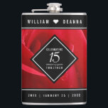 Cantil Celebração do Aniversário de Casamento de Rosa 15<br><div class="desc">Celebre o aniversário de casamento da 15 rosa com este frasco de quadril comemorativo! Serif Elegante e sans serif em uma rosa vermelha romântica adicionam um toque memorável para esta ocasião especial e marco. Personalize com os nomes de casais felizes e anos de casamento. Nota: este design é otimizado para...</div>