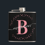 Cantil Chic Moderno Feminino Nome Script Monograma Rosa P<br><div class="desc">Feminino, moderno, elegante, trendy, rosa e preto, monograma inicial personalizado nome script frasco personalizado. Com uma inicial monograma e um nome feminino em uma fonte de caligrafia manuscrita com cauda e moldura de círculo pontilhado em torno do seu monograma. Presente feminino perfeito para namorada, irmã, mãe, aniversário, casamento, chá de...</div>