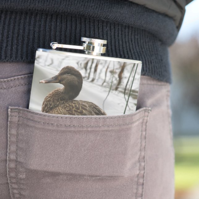 Cantil Cinza se abaixa no lago escuro (In loco)