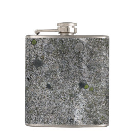 Cantil Cinzas do granito com musgo verde