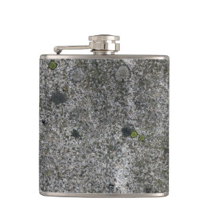 Cantil Cinzas do granito com musgo verde