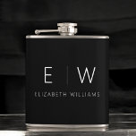 Cantil Clássico Elegante Moderno Monograma<br><div class="desc">Elevem suas libações com o nosso clássico e elegante frasco de monograma minimalista moderno. Este frasco meticulosamente desenhado combina perfeitamente a sofisticação do eterno com o minimalismo contemporâneo, fazer-o como acessório perfeito para uso pessoal e doação. Feito com precisão e atenção ao detalhe, esse frasco é mais do que um...</div>