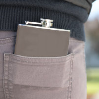 Confiante contra um muro marrom Na moda